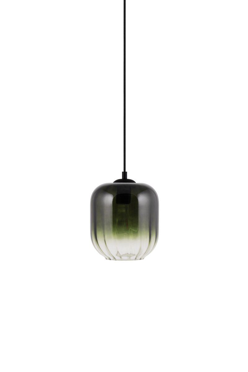 Haze Ø18 Vert suspension De Globen Lighting - Haze est une magnifique suspension en verre soufflé à la main, nervuré intérieurement, qui crée un magnifique jeu de lumière lorsqu'elle est allumée.