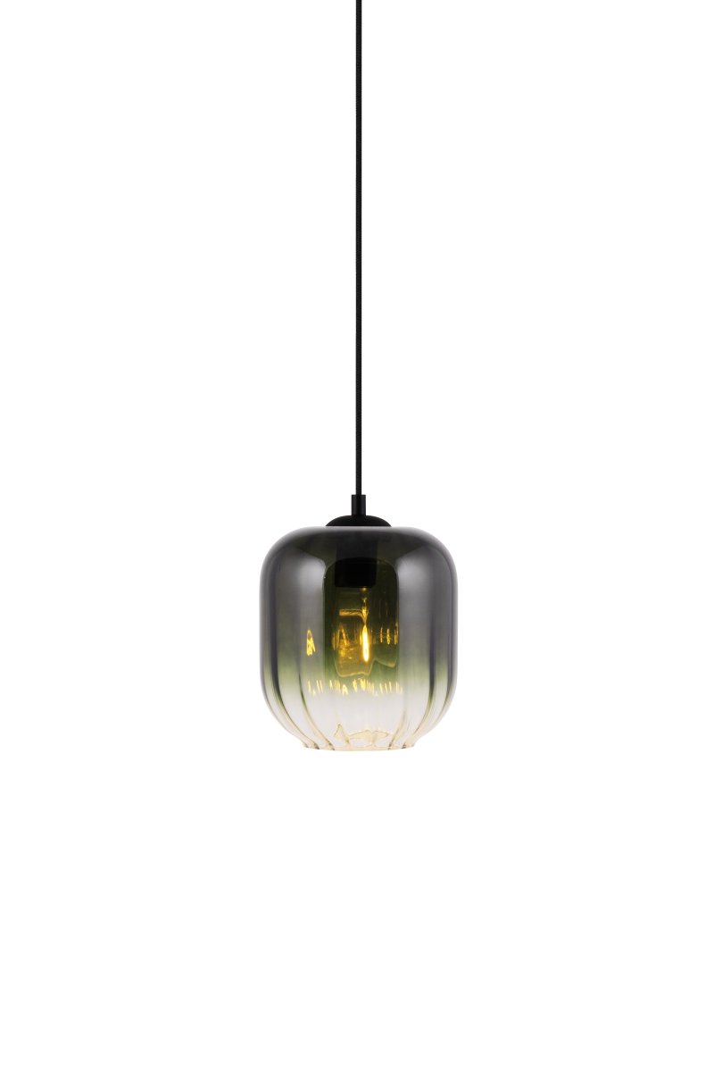 Haze Ø18 Vert suspension De Globen Lighting - Haze est une magnifique suspension en verre soufflé à la main, nervuré intérieurement, qui crée un magnifique jeu de lumière lorsqu'elle est allumée.