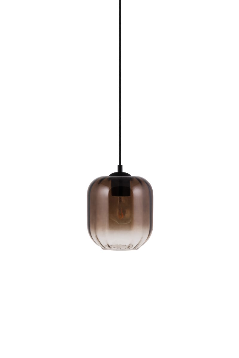 Haze Ø18 Brun suspension De Globen Lighting - Haze est une magnifique suspension en verre soufflé à la main, nervuré intérieurement, qui crée un magnifique jeu de lumière lorsqu'elle est allumée.