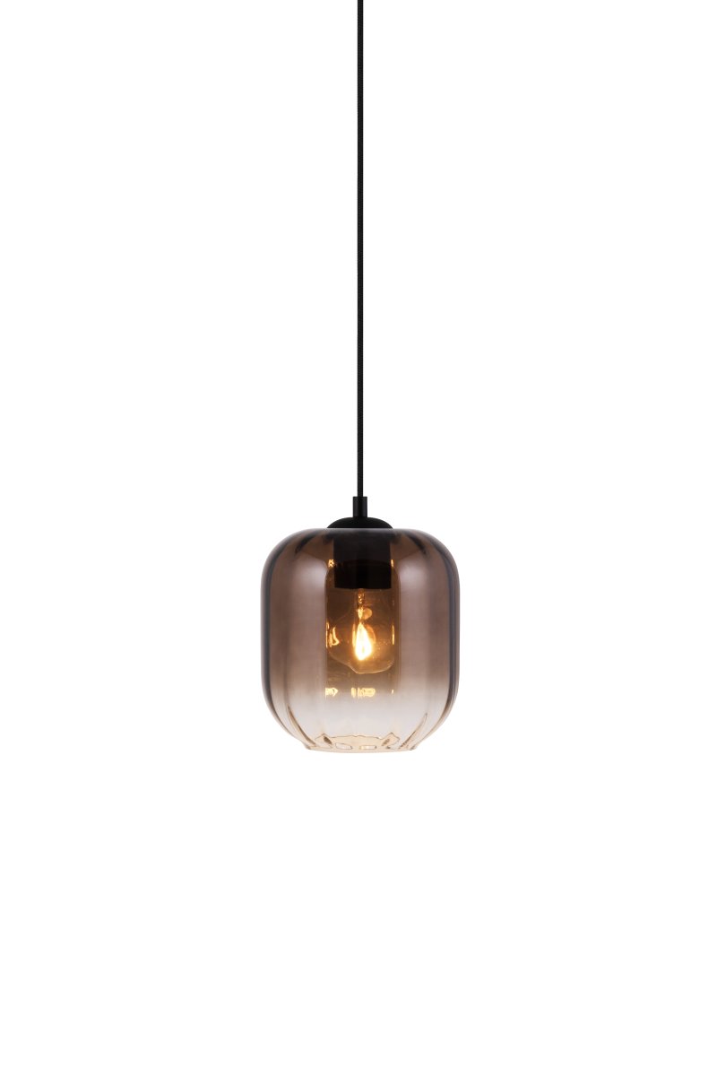 Haze Ø18 Brun suspension De Globen Lighting - Haze est une magnifique suspension en verre soufflé à la main, nervuré intérieurement, qui crée un magnifique jeu de lumière lorsqu'elle est allumée.