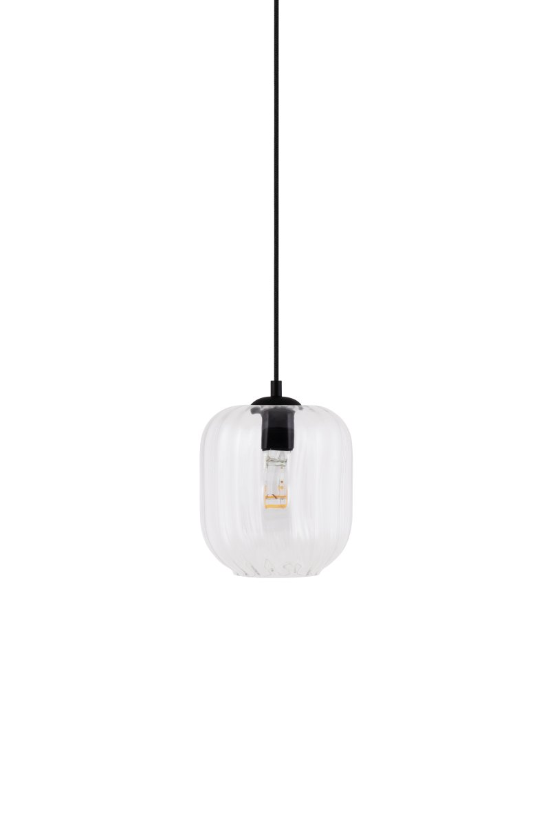 Haze Ø18 Transparent suspension De Globen Lighting - Haze est une magnifique suspension en verre soufflé bouche, strié à l'intérieur, créant un magnifique jeu de lumière lorsqu'elle est allumée.