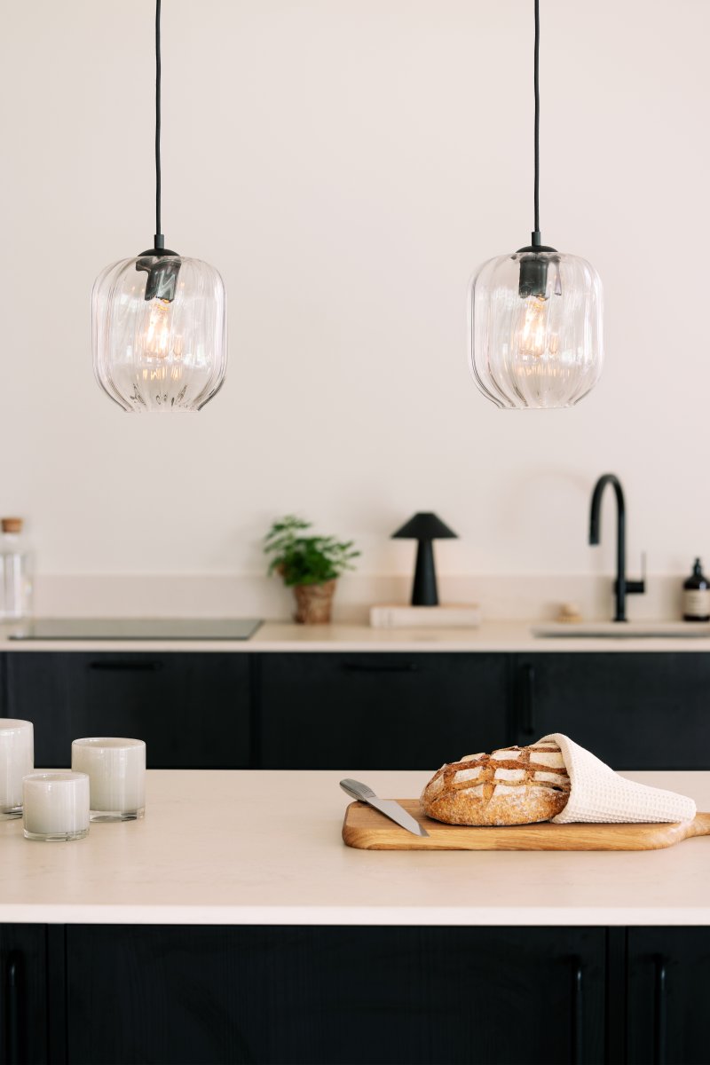 Haze Ø18 Transparent suspension De Globen Lighting - Haze est une magnifique suspension en verre soufflé bouche, strié à l'intérieur, créant un magnifique jeu de lumière lorsqu'elle est allumée.