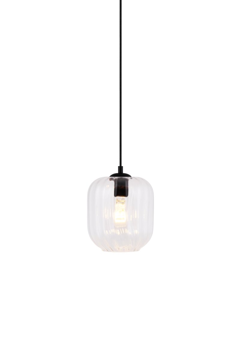 Haze Ø18 Transparent suspension De Globen Lighting - Haze est une magnifique suspension en verre soufflé bouche, strié à l'intérieur, créant un magnifique jeu de lumière lorsqu'elle est allumée.