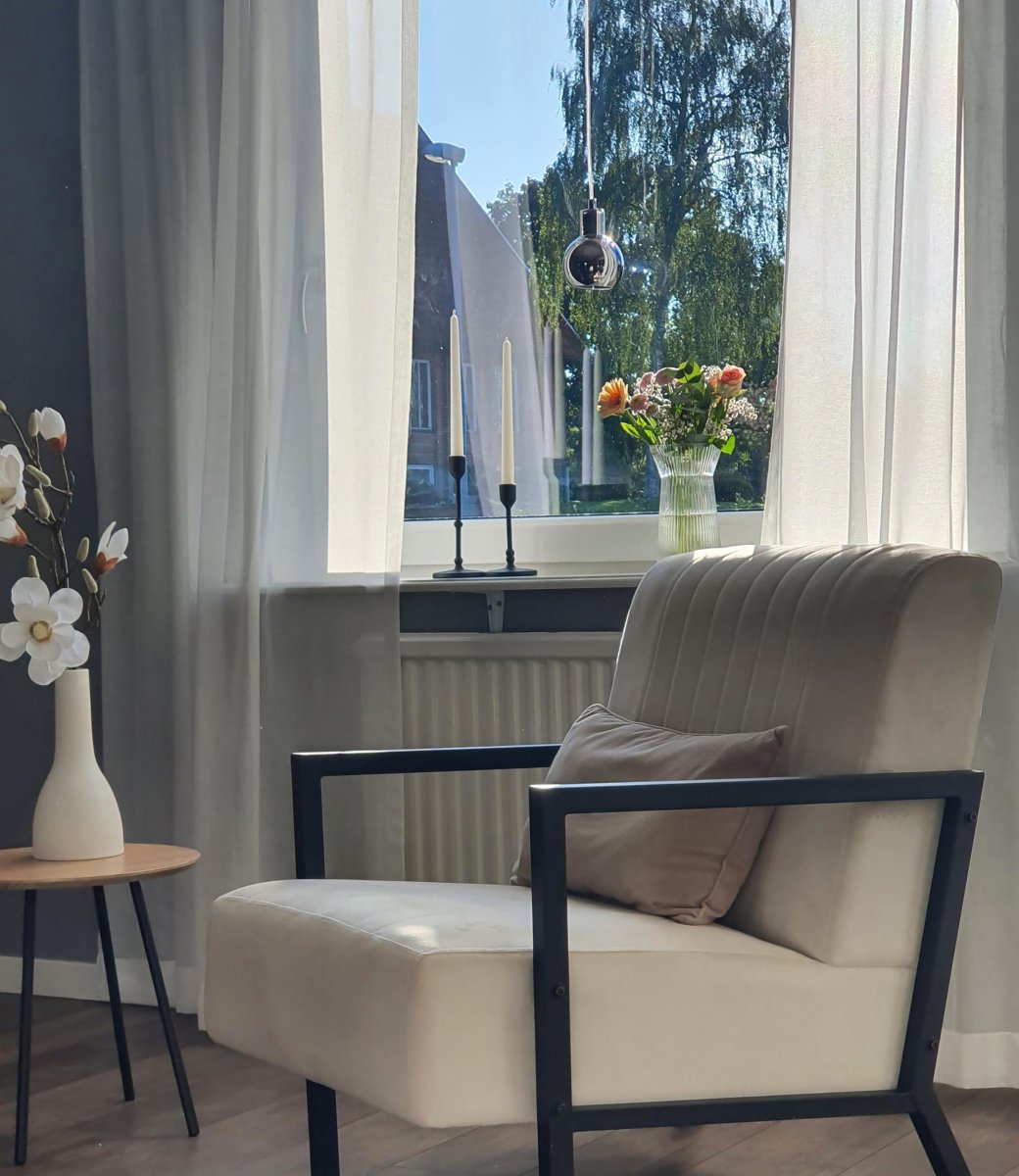 Leah Ø10 Couleur fumée lampe de fenêtre De Aneta Lighting - L'applique est fournie avec un câble de 4 mètres, un interrupteur et une prise.