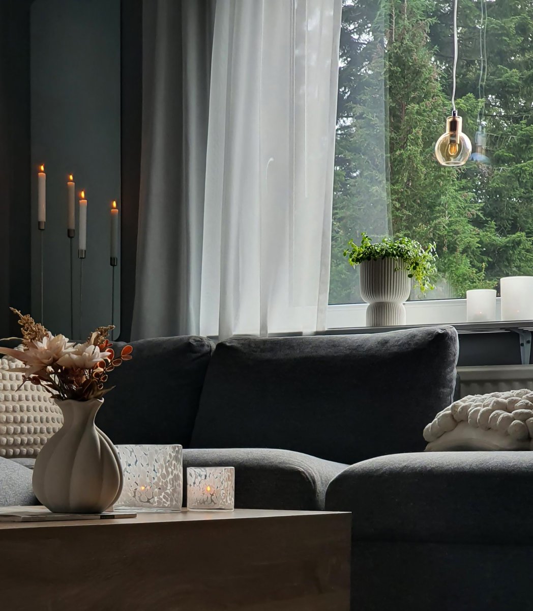 Leah Ø10 Ambre lampe de fenêtre De Aneta Lighting - L'applique est fournie avec un câble de 4 mètres, un interrupteur et une prise.