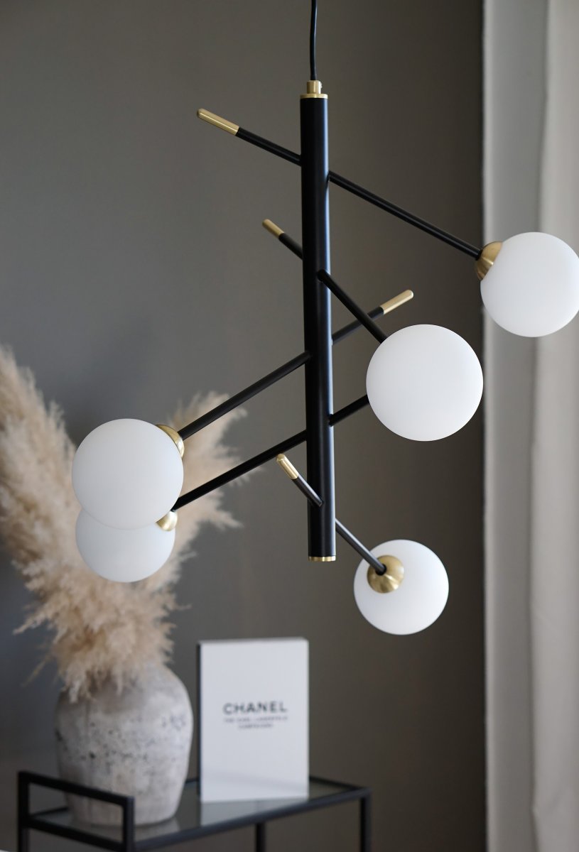 Akrobat 58cm Noir suspension De Aneta Lighting - Plafonnier Acrobat en m&eacute;tal laqu&eacute; noir avec d&eacute;tails en laiton mat et 5 abat-jour en verre blanc opale.