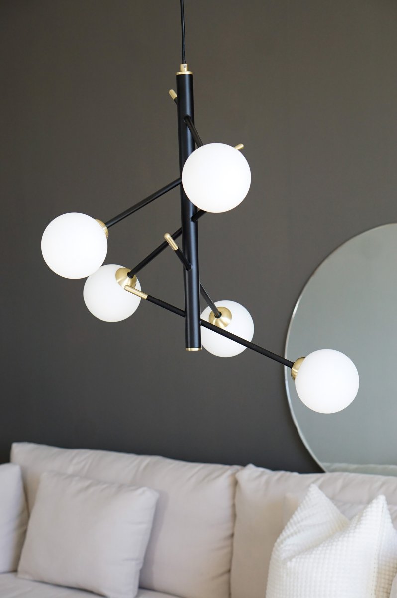 Akrobat 58cm Noir suspension De Aneta Lighting - Plafonnier Acrobat en m&eacute;tal laqu&eacute; noir avec d&eacute;tails en laiton mat et 5 abat-jour en verre blanc opale.