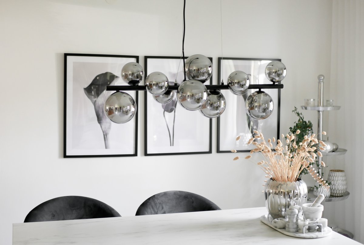 Molekyl 85cm Gris fumé suspension De Aneta Lighting - Plafonnier tendance Molekyl en métal noir avec 11 abat-jour en verre fumé de différentes tailles réglables un poteau de 85 cm de long.