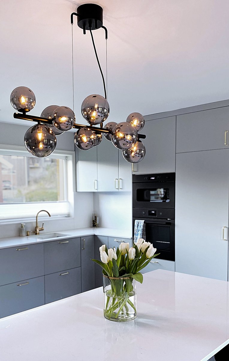 Molekyl 85cm Gris fumé suspension De Aneta Lighting - Plafonnier tendance Molekyl en métal noir avec 11 abat-jour en verre fumé de différentes tailles réglables un poteau de 85 cm de long.