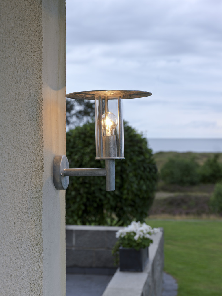 Mode Acier galvanisé lampe d’extérieur De Konstsmide - Combinaison parfaite de fonctionnalité et d'esthétique, il confère à votre façade un look intemporel et industriel.