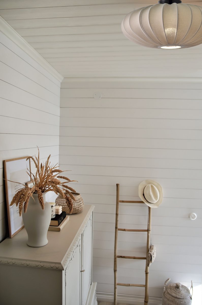 Mamsell Ø55 Gris plafonnier De Aneta Lighting - Le plafonnier Mamsell est recouvert d'un tissu extensible finement pliss&eacute;, qui fournit une lumi&egrave;re agr&eacute;able et l&eacute;g&egrave;rement tamis&eacute;e.