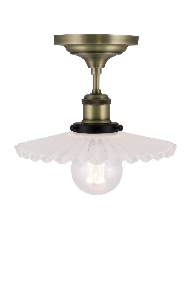 Cobbler Ø25 Blanc plafonnier De Globen Lighting - Cobbler est une réinterprétation de la lampe Cobbler classique qui s'intègre parfaitement à une variété de styles d'intérieur.