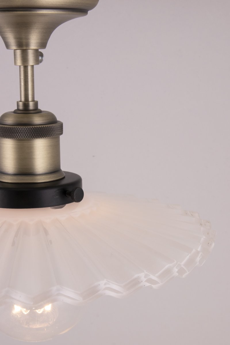 Cobbler Ø25 Blanc plafonnier De Globen Lighting - Cobbler est une réinterprétation de la lampe Cobbler classique qui s'intègre parfaitement à une variété de styles d'intérieur.