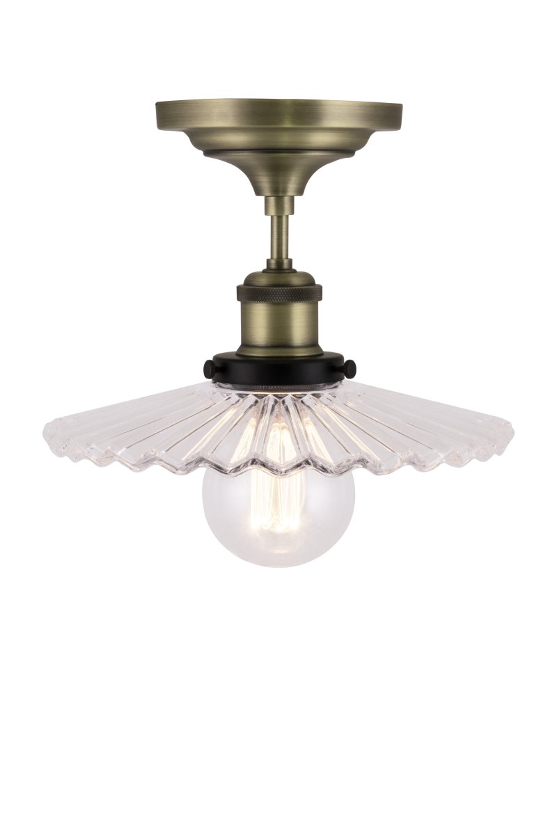 Cobbler Ø25 Transparent plafonnier De Globen Lighting - Cobbler est une réinterprétation de la lampe Cobbler classique qui s'intègre parfaitement à une variété de styles d'intérieur.