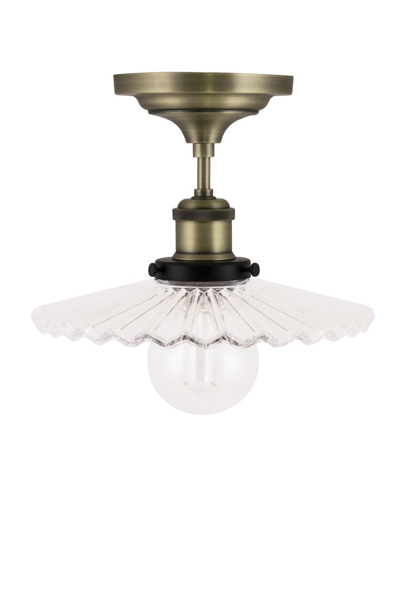 Cobbler Ø25 Transparent plafonnier De Globen Lighting - Cobbler est une réinterprétation de la lampe Cobbler classique qui s'intègre parfaitement à une variété de styles d'intérieur.