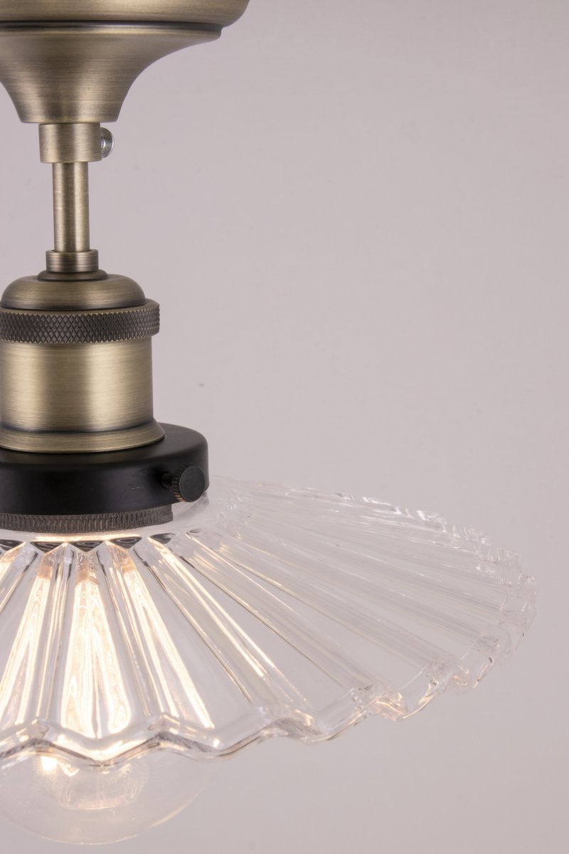 Cobbler Ø25 Transparent plafonnier De Globen Lighting - Cobbler est une réinterprétation de la lampe Cobbler classique qui s'intègre parfaitement à une variété de styles d'intérieur.