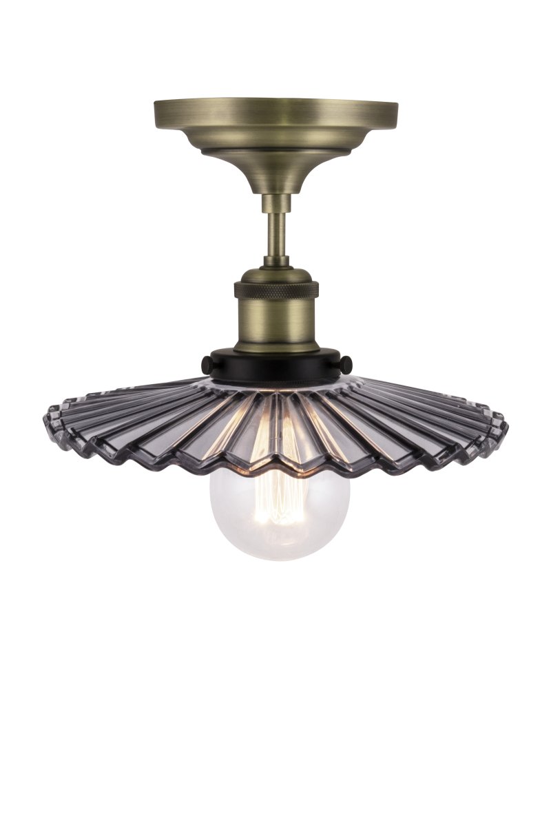 Cobbler Ø25 Couleur fumée plafonnier De Globen Lighting - Cobbler est une réinterprétation de la lampe Cobbler classique qui s'intègre parfaitement à une variété de styles d'intérieur.