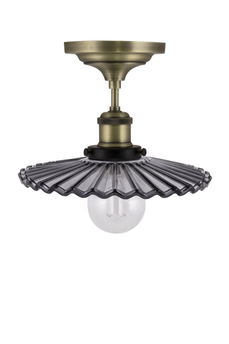 Cobbler Ø25 Couleur fumée plafonnier De Globen Lighting - Cobbler est une réinterprétation de la lampe Cobbler classique qui s'intègre parfaitement à une variété de styles d'intérieur.