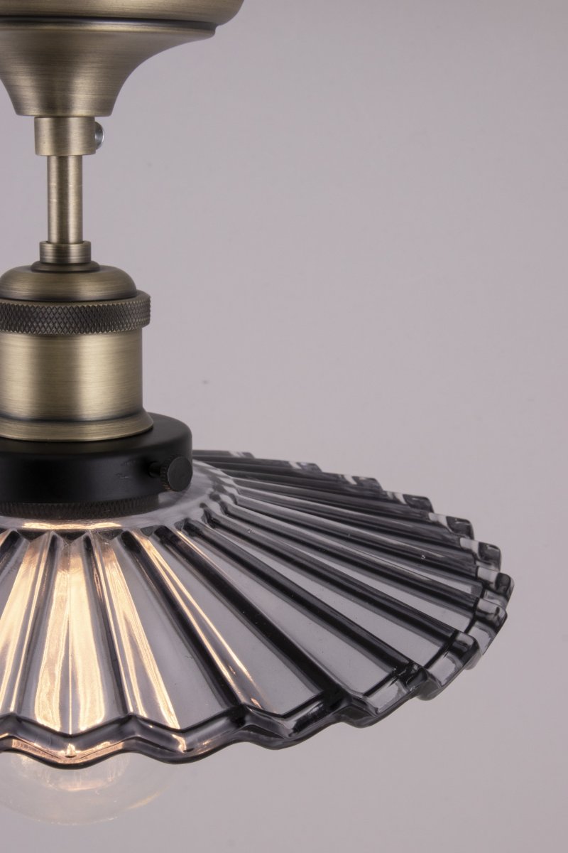 Cobbler Ø25 Couleur fumée plafonnier De Globen Lighting - Cobbler est une réinterprétation de la lampe Cobbler classique qui s'intègre parfaitement à une variété de styles d'intérieur.