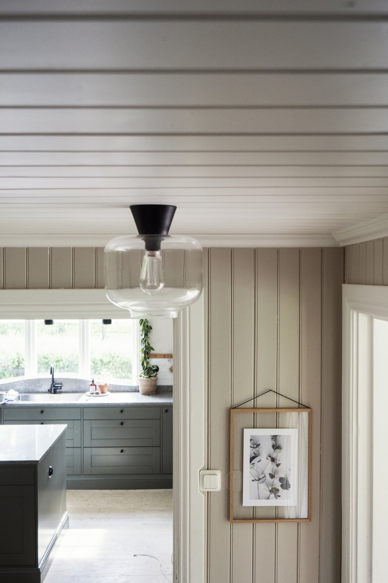 Ritz Ø25 Transparent plafonnier De Globen Lighting - Placez-le dans un couloir, une cuisine ou un salon.