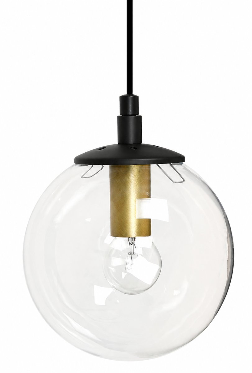  Perla W Ø16 Laiton suspension De Hallbergs - Avec la combinaison de la boule de verre ronde et transparente et du m&eacute;tal &eacute;l&eacute;gant en laiton et noir, Perla attire tous les regards dans la pi&egrave;ce.