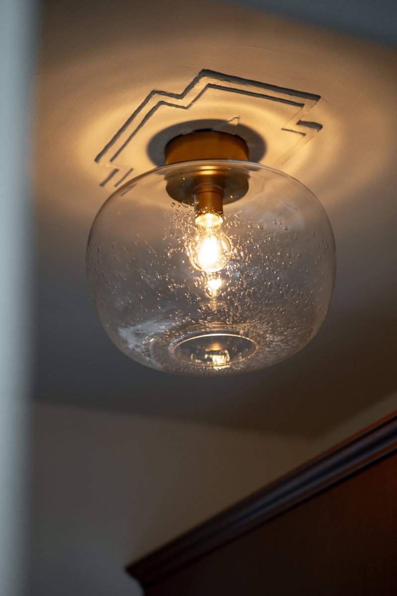 Soda Ø35 Clair plafonnier De Globen Lighting - Soda est un plafonnier plus grand en verre soufflé à la bouche avec des bulles d'air.