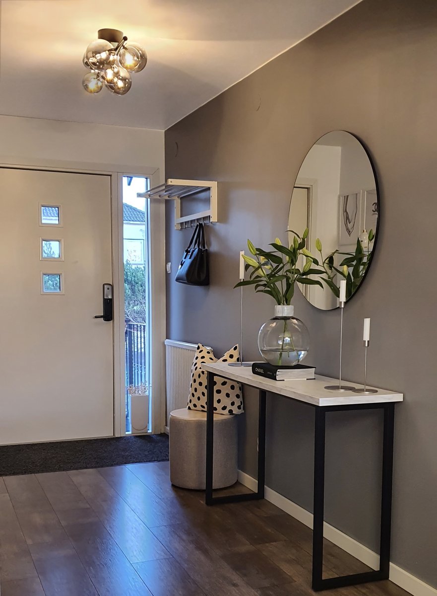 Molekyl 58cm Gris fumé plafonnier De Aneta Lighting - Plafonnier tendance Molekyl en métal noir avec 7 abat-jour en verre fumé de différentes tailles réglables un poteau de 58 cm de long.