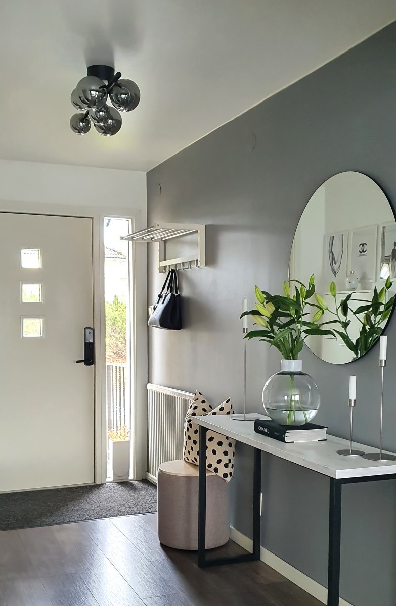 Molekyl 58cm Gris fumé plafonnier De Aneta Lighting - Plafonnier tendance Molekyl en métal noir avec 7 abat-jour en verre fumé de différentes tailles réglables un poteau de 58 cm de long.