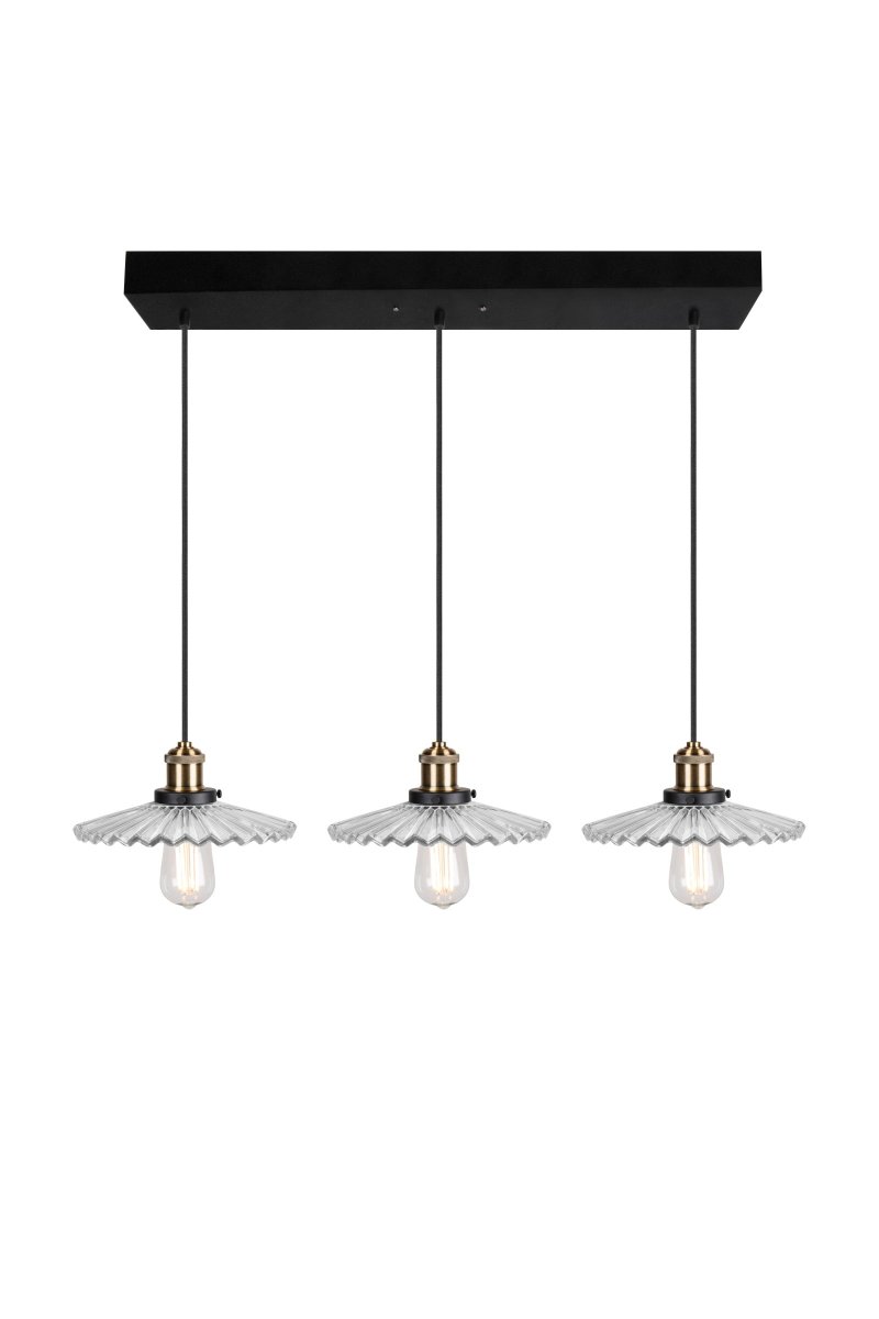 Cobbler 90cm Clair suspension De Globen Lighting - La lampe est dotée de trois câbles textiles noirs réglables en hauteur de 120 cm de long et d'un auvent de plafond en métal noir.