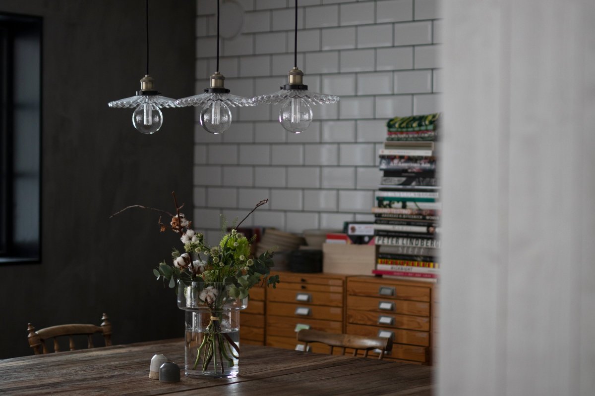 Cobbler 90cm Clair suspension De Globen Lighting - La lampe est dotée de trois câbles textiles noirs réglables en hauteur de 120 cm de long et d'un auvent de plafond en métal noir.