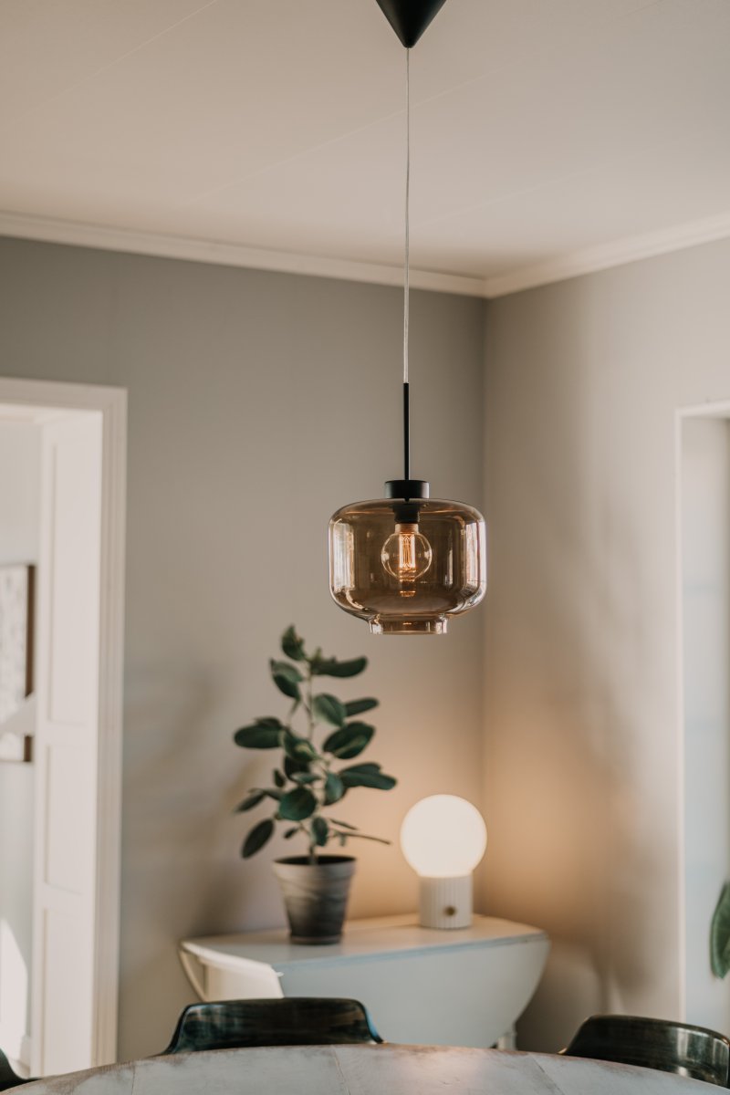 Ritz Ø25 Brun suspension De Globen Lighting - Ritz est une suspension de forme classique et de petite taille, parfaite aussi bien seule qu'en enfilade au-dessus d'une table &agrave; manger.