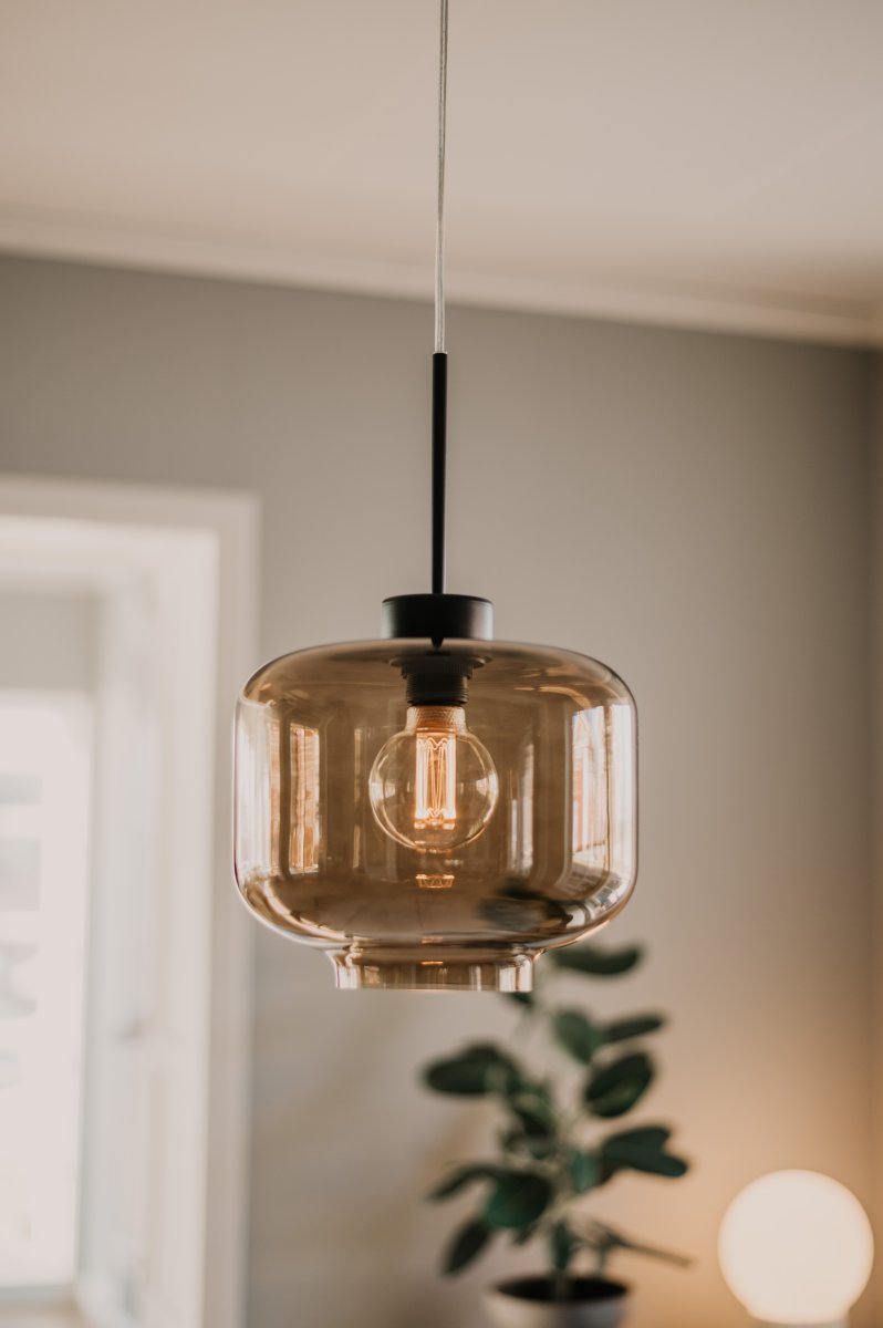 Ritz Ø25 Brun suspension De Globen Lighting - Ritz est une suspension de forme classique et de petite taille, parfaite aussi bien seule qu'en enfilade au-dessus d'une table &agrave; manger.