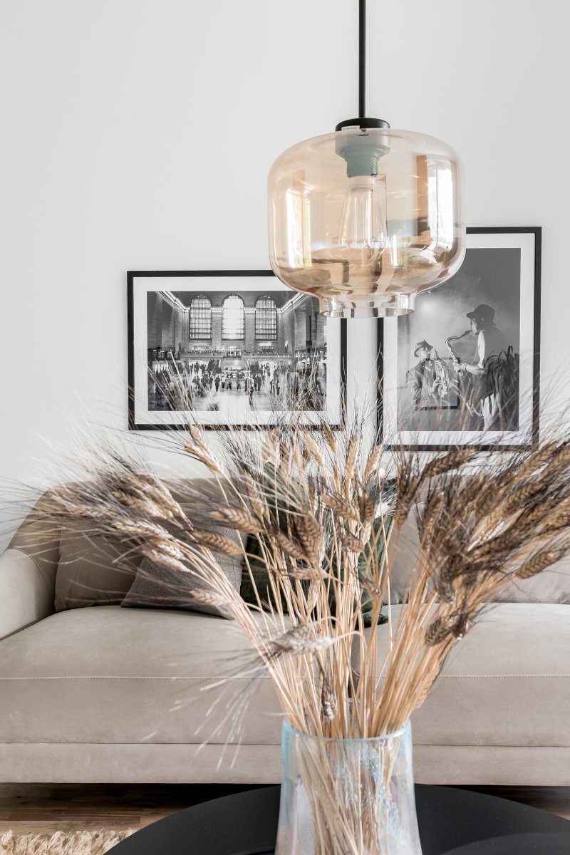Ritz Ø25 Ambre suspension De Globen Lighting - Ritz est une suspension de forme classique et de petite taille, parfaite aussi bien seule qu'en enfilade au-dessus d'une table à manger.