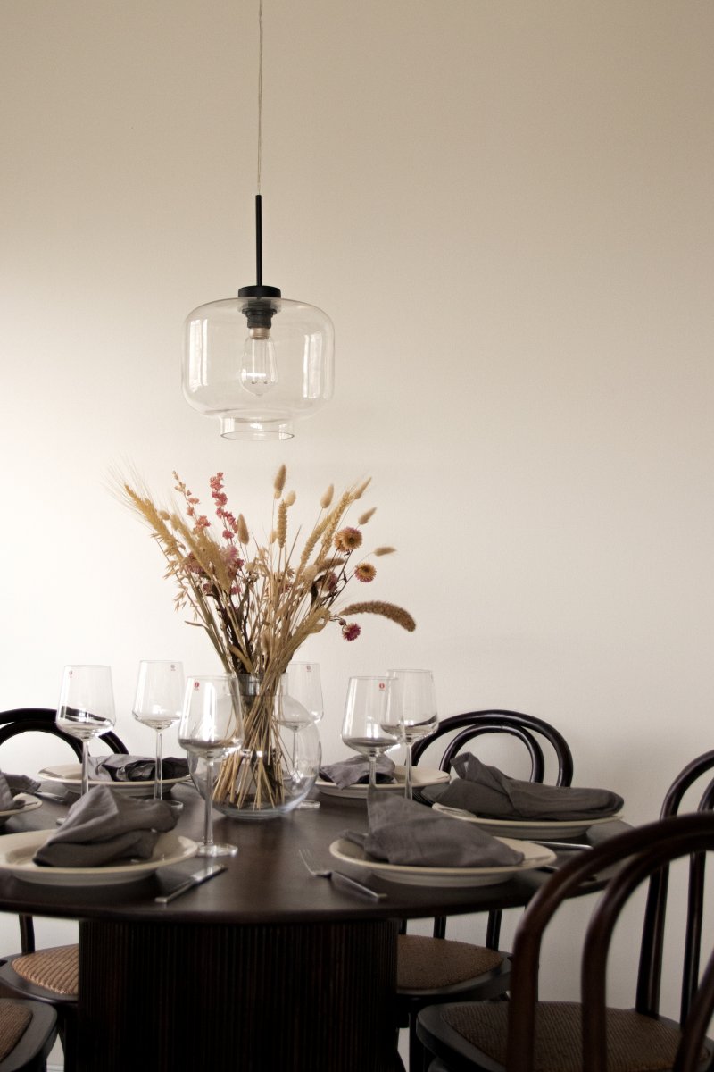 Ritz Ø25 Transparent suspension De Globen Lighting - Ritz est une suspension de forme classique et de petite taille, parfaite aussi bien seule qu'en enfilade au-dessus d'une table &agrave; manger.