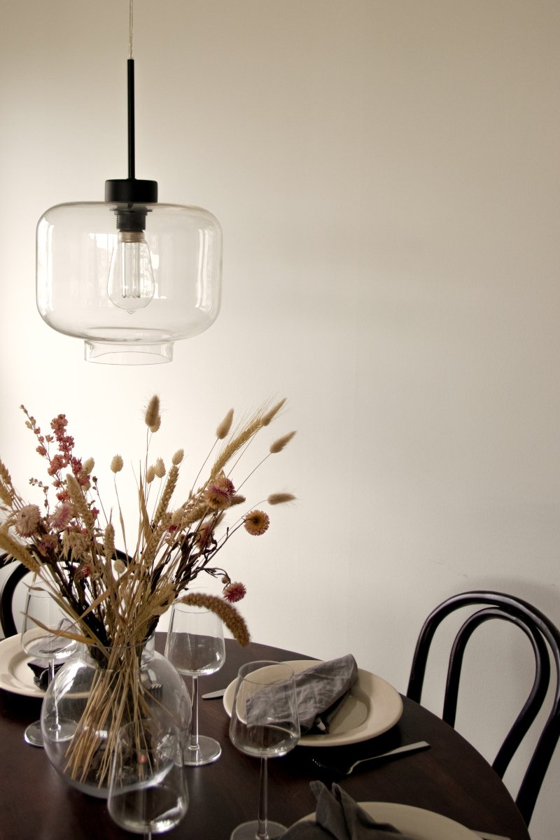 Ritz Ø25 Transparent suspension De Globen Lighting - Ritz est une suspension de forme classique et de petite taille, parfaite aussi bien seule qu'en enfilade au-dessus d'une table &agrave; manger.