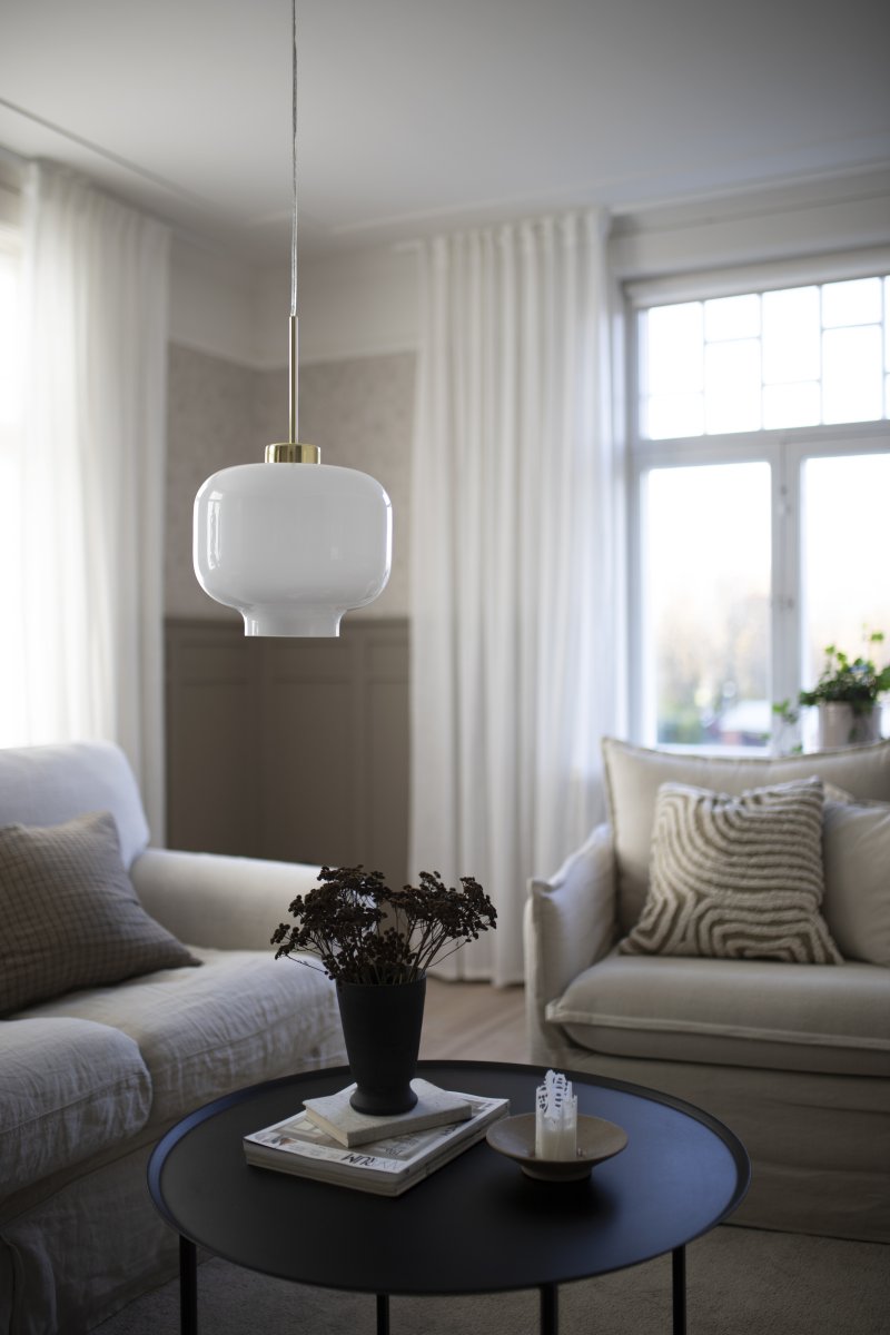 Ritz Ø25 Blanc suspension De Globen Lighting - Ritz est une suspension de forme classique et de petite taille, parfaite aussi bien seule qu'en enfilade au-dessus d'une table &agrave; manger.