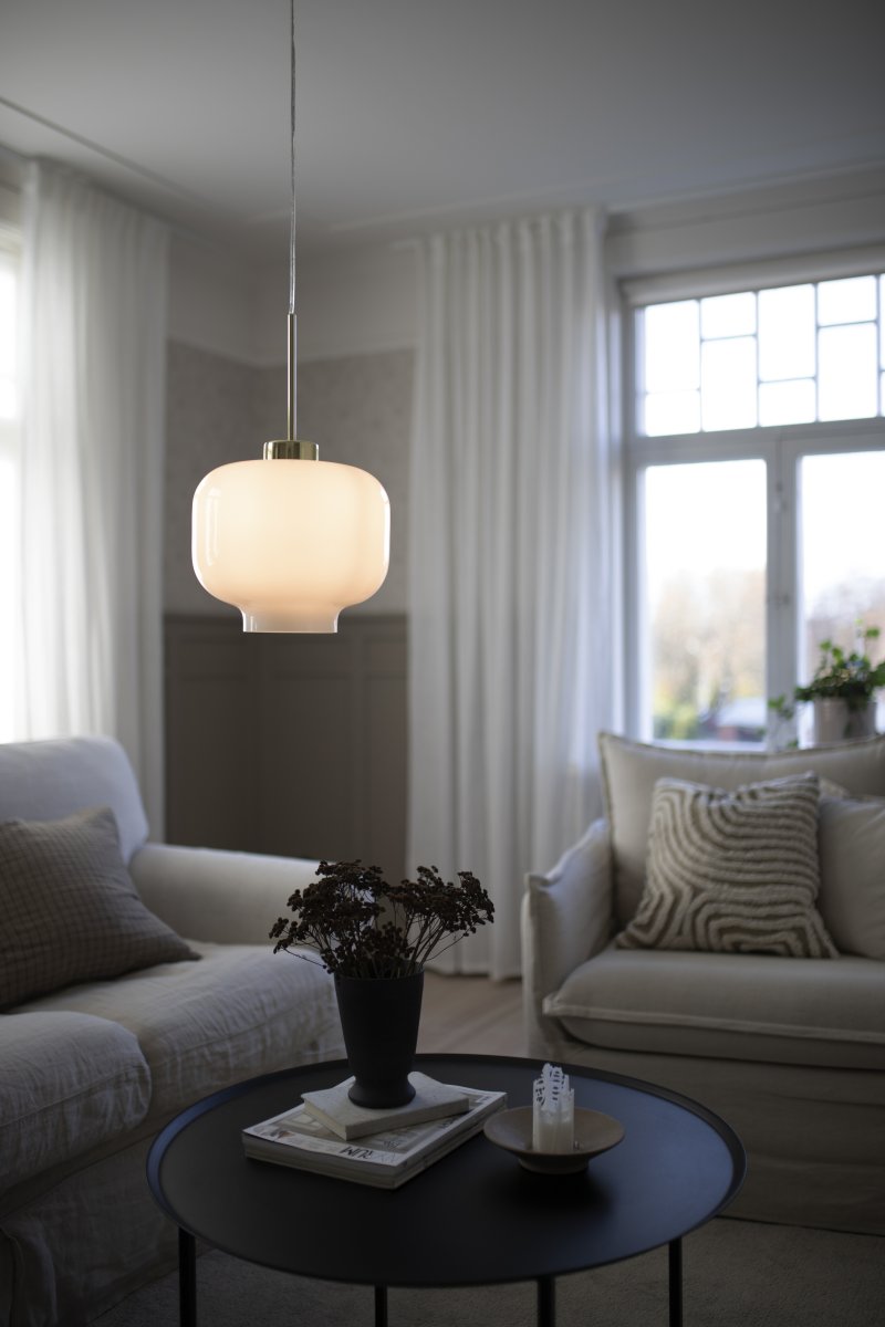 Ritz Ø25 Blanc suspension De Globen Lighting - Ritz est une suspension de forme classique et de petite taille, parfaite aussi bien seule qu'en enfilade au-dessus d'une table &agrave; manger.