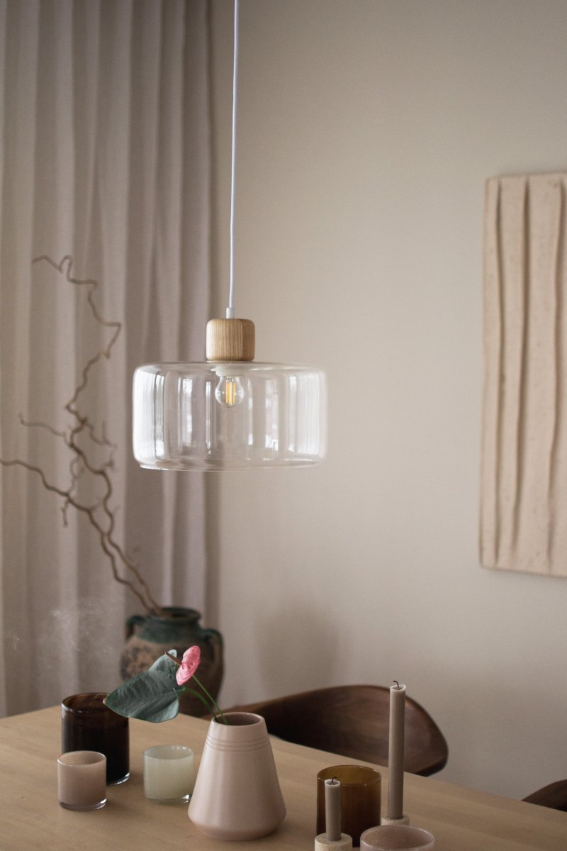 DOT Ø30 Transparent suspension De Globen Lighting - Le bouton en bois caractéristique contraste nettement avec l'abat-jour en verre et confère à la lampe son caractère.