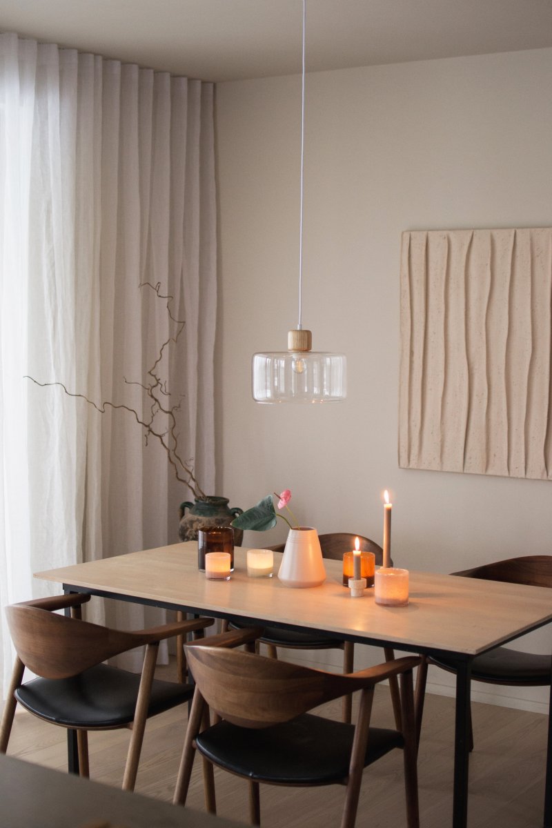 DOT Ø30 Transparent suspension De Globen Lighting - Le bouton en bois caractéristique contraste nettement avec l'abat-jour en verre et confère à la lampe son caractère.