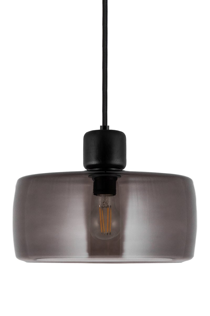 DOT Ø30 Couleur fumée suspension De Globen Lighting - Le bouton en bois caract&eacute;ristique contraste nettement avec l'abat-jour en verre et conf&egrave;re &agrave; la lampe son caract&egrave;re.