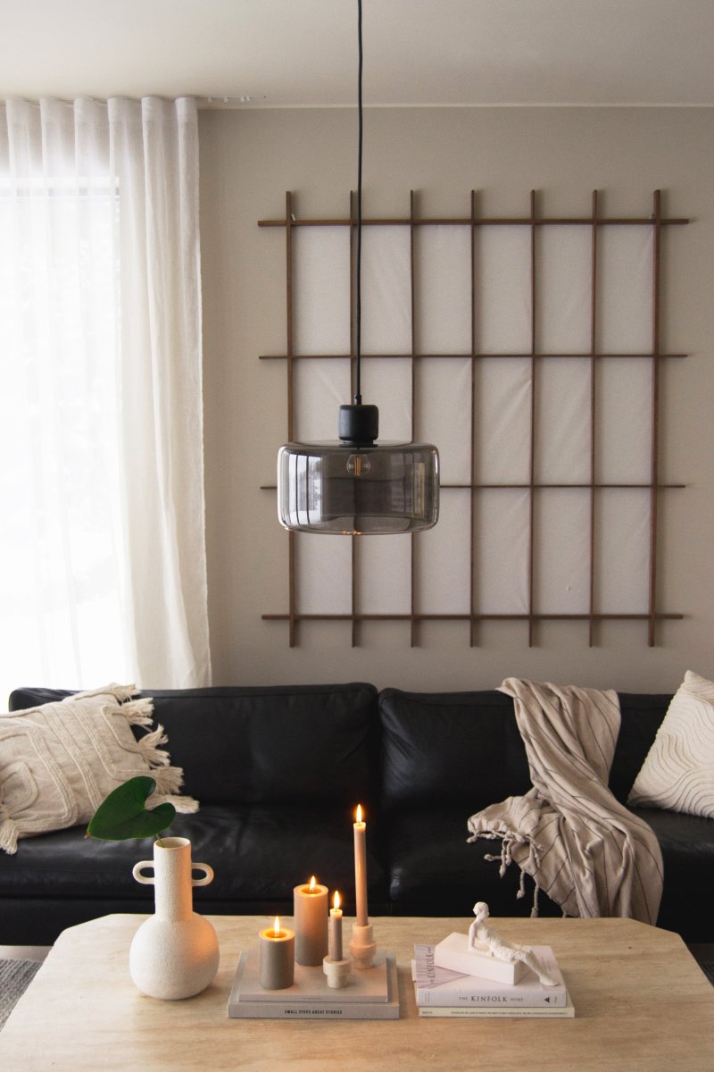DOT Ø30 Couleur fumée suspension De Globen Lighting - Le bouton en bois caract&eacute;ristique contraste nettement avec l'abat-jour en verre et conf&egrave;re &agrave; la lampe son caract&egrave;re.