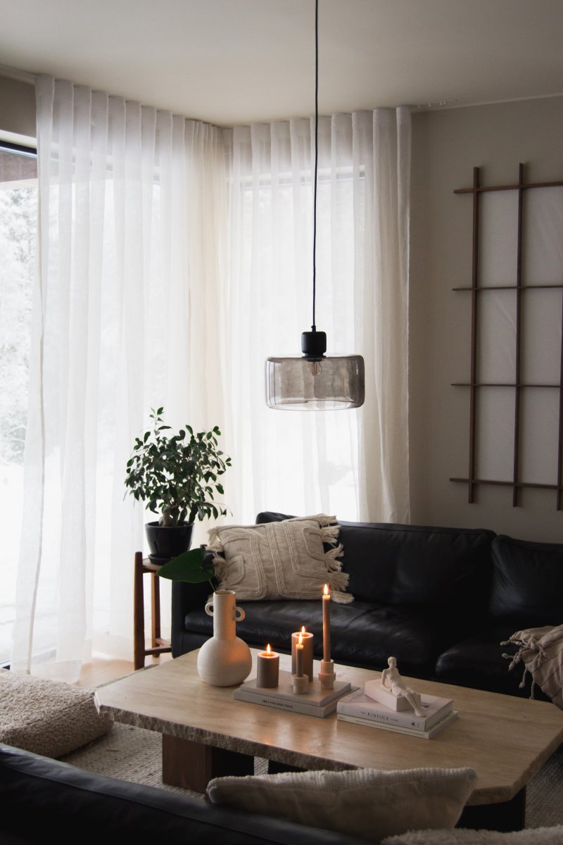 DOT Ø30 Couleur fumée suspension De Globen Lighting - Le bouton en bois caract&eacute;ristique contraste nettement avec l'abat-jour en verre et conf&egrave;re &agrave; la lampe son caract&egrave;re.