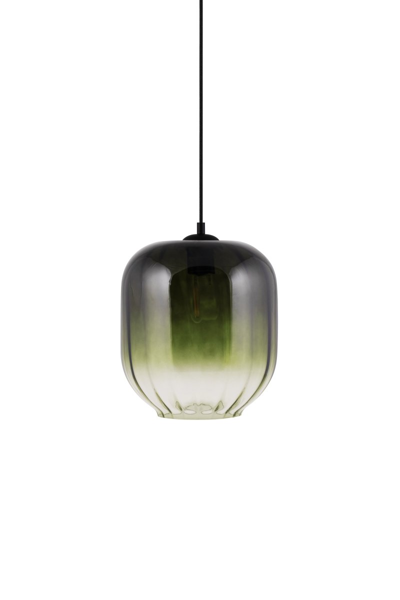 Haze Ø25 Vert suspension De Globen Lighting - Haze est une magnifique suspension en verre soufflé à la bouche, nervuré intérieurement, qui crée un magnifique jeu de lumière lorsqu'elle est allumée.