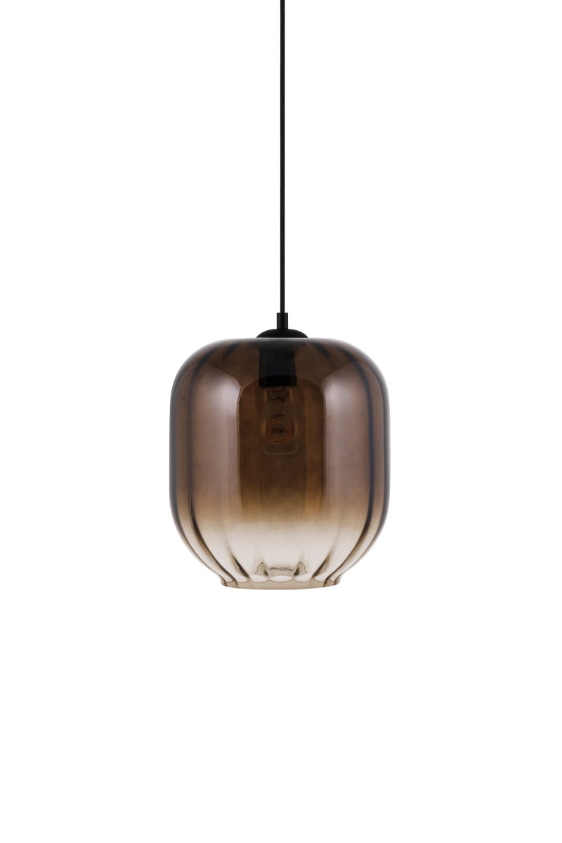 Haze Ø25 Brun suspension De Globen Lighting - Haze est une magnifique suspension en verre souffl&eacute; &agrave; la bouche, nervur&eacute; int&eacute;rieurement, qui cr&eacute;e un magnifique jeu de lumi&egrave;re lorsqu'elle est allum&eacute;e.