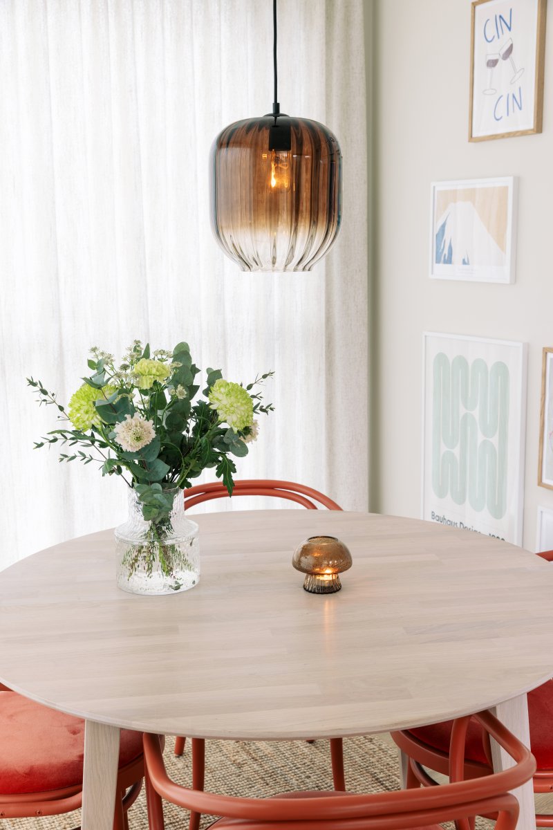 Haze Ø25 Brun suspension De Globen Lighting - Haze est une magnifique suspension en verre souffl&eacute; &agrave; la bouche, nervur&eacute; int&eacute;rieurement, qui cr&eacute;e un magnifique jeu de lumi&egrave;re lorsqu'elle est allum&eacute;e.