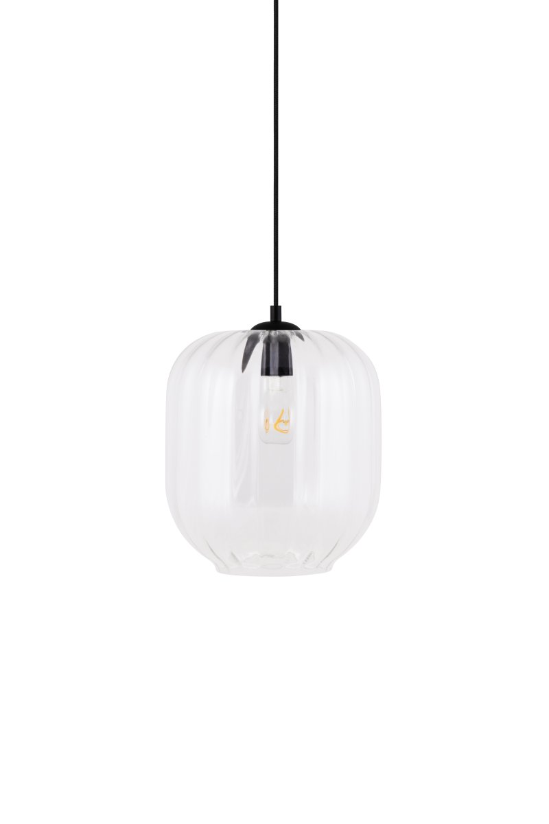 Haze Ø25 Transparent suspension De Globen Lighting - Haze est une magnifique suspension en verre soufflé bouche, strié à l'intérieur, créant un magnifique jeu de lumière lorsqu'elle est allumée.