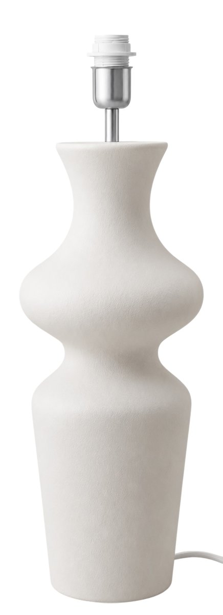  Belladonna 60cm Vit pied de lampe De Hallbergs - Den vita, strukturerade finishen framh&auml;ver lampans organiska former och g&ouml;r den enkel att kombinera med olika typer av lampsk&auml;rmar och inredningsstilar.