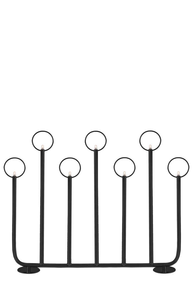 Natale Noir De Globen Lighting - Ce bougeoir de l'Avent classique et élégant est un détail auquel vous reviendrez année après année à mesure que les parfums de safran, de cannelle et de sapin approchent.