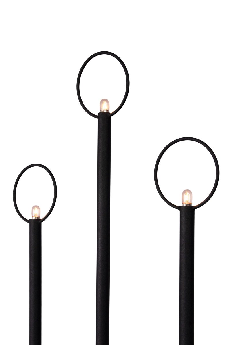 Natale Noir De Globen Lighting - Ce bougeoir de l'Avent classique et élégant est un détail auquel vous reviendrez année après année à mesure que les parfums de safran, de cannelle et de sapin approchent.