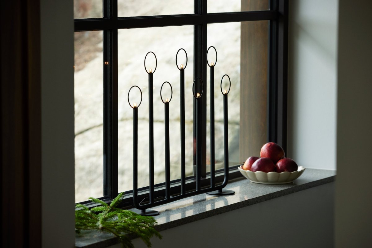 Natale Noir De Globen Lighting - Ce bougeoir de l'Avent classique et élégant est un détail auquel vous reviendrez année après année à mesure que les parfums de safran, de cannelle et de sapin approchent.